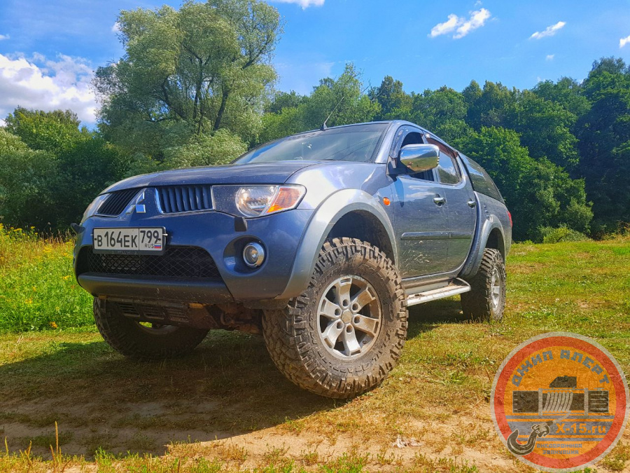 автоволонтеры и доброволец Mitsubishi l200 33д Виктор оказал помощь застрявшему , которые писал что: Не могу подняться в горку, проворачиваются колеса на льду. Пробовали с доугом толкать и на тросе его машиной вытягивать, но нее получилось. друг сам хорошо смог уехать) Пытался с разгона, но тоже не получается до конца Mitsubishi l200 33д Москва