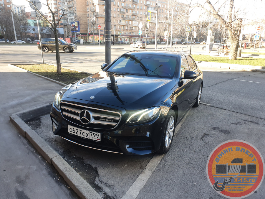 фото застрявшего Mercedes-Benz E200 Москва