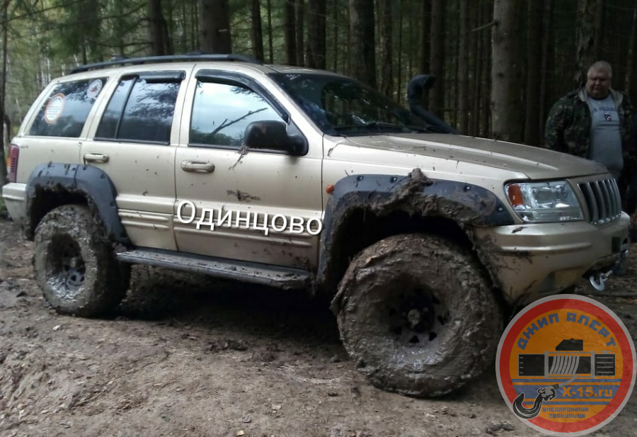 автоволонтеры и доброволец ДжипГрандЧероки Сергей оказал помощь застрявшему , которые писал что: желательно машину с лебедкой, Л200 дергал, не смог, скользит... ДжипГрандЧероки Одинцово
