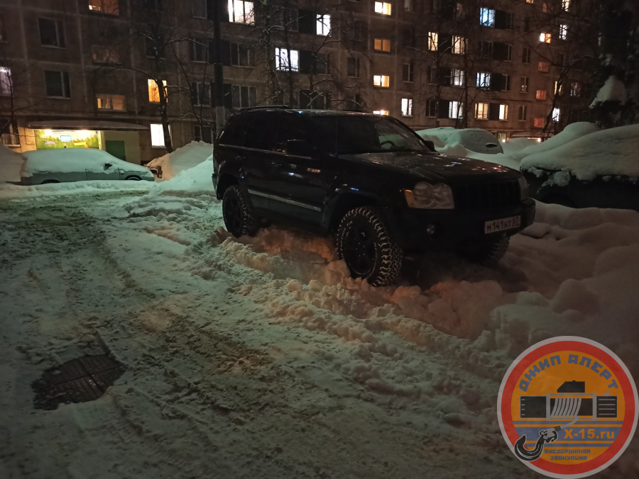 фото застрявшего Jeep Grand Cherokee WK Москва