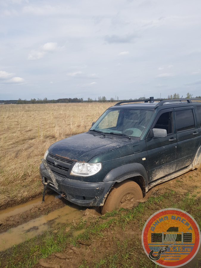 автоволонтеры и доброволец УАЗ Патриот Владимир оказал помощь застрявшему , которые писал что: Вытащить из глины передние колеса УАЗ Патриот село Новлянское