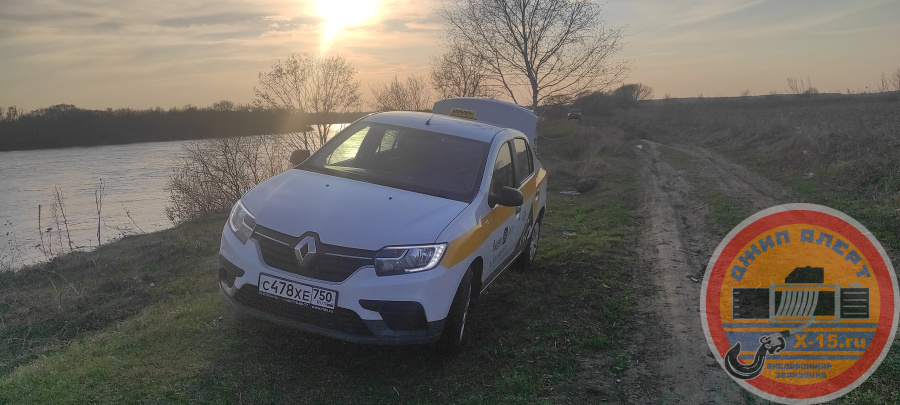 фото застрявшего Renault Logan 2 Чехов