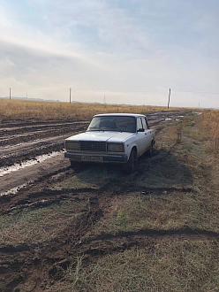 Вытащить из грязи , дергать не нужно пойдёт сама, просто на резину грязь намоталась  вытащить застрявшую машину Ваз 