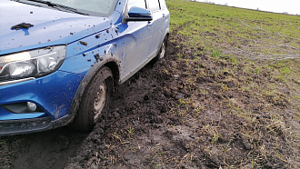 Вытащить из грязи вытащить застрявшую машину Lada vesta
