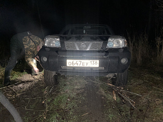 Машина в поле в лесу, Стащило в  колею, Застрял в яме повис на брюхе , веревки нет вытащить застрявшую машину Ниссан