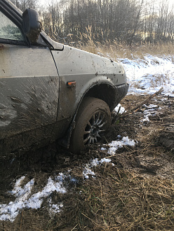 Закопался в поле. Нужно дёрнуть немного назад. Динамика есть вытащить застрявшую машину ВАЗ 