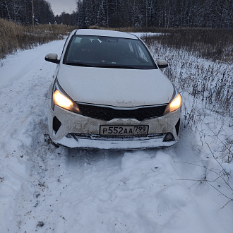 Застряла в поле в колее, села на брюхо, с детьми сижу вытащить застрявшую машину Киа рио