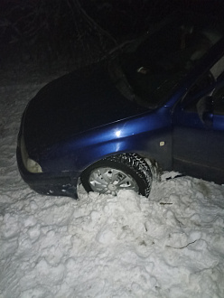 Вытащить из снега вытащить застрявшую машину Шкода