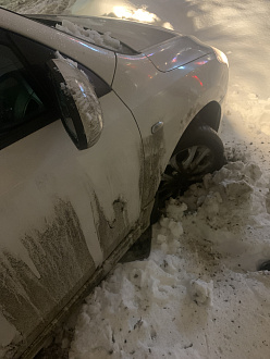 Села глубоко в снег,не могу выехать(( такси не смогло меня на тросу выдернуть) вытащить застрявшую машину Хундай Ай 30
