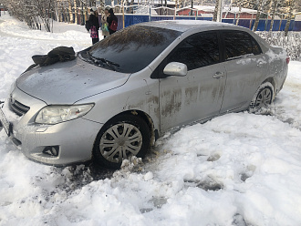 Возле гимназии 1 стала разворачивать-застряла вытащить застрявшую машину Toyota Corolla