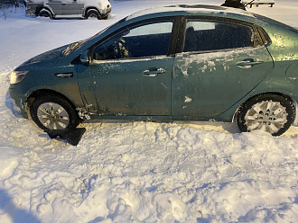 Машина застряла в снегу,нужно дернуть  вытащить застрявшую машину Киа Рио 