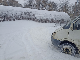 Надо протащить машину в поворот снега на территории не убирают и машинка не может проехать машина Газель пустая вытащить застрявшую машину Газель