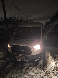 Вытащить из снега вытащить застрявшую машину Форд транзит 