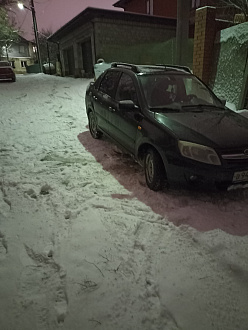 Гололёд, склон, машина скатывается вниз, в тупик. В машине 3 ребёнка. Выручайте пожалуйста!!!  вытащить застрявшую машину не указано