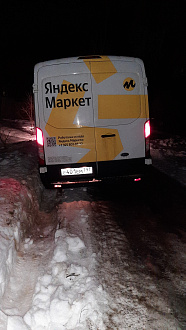 Выдернуть из кювета. Доставка Яндекс Маркет вытащить застрявшую машину Форд Транзит 