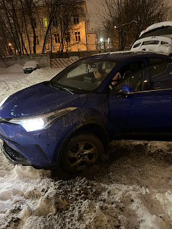 Закопалась в снегу. Левое переднее колесо село в яму. Машина вообще не двигается с места вытащить застрявшую машину Toyota C-HR