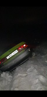 Начал притормаживать машину на льду понесло,  дёрнуть из Кувета  вытащить застрявшую машину Тойота карина 