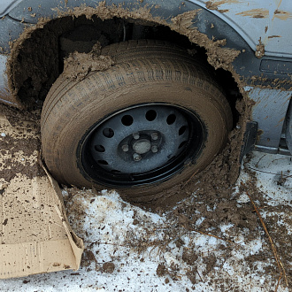 Передние колеса застряли в снегу, надо дёрнуть  вытащить застрявшую машину Opel zafira