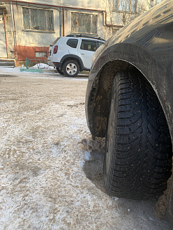 На небольшом пригорке во дворе застряла, по льду колесо, нужно подтолкнуть вытащить застрявшую машину Hyundai Elantra