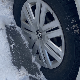 Машина одним колесом находится в застывшем льду. Нужно вытащить вытащить застрявшую машину 