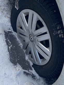 Машина одним колесом находится в застывшем льду. Нужно вытащить вытащить застрявшую машину не указано