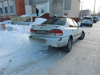 Колесо попало в яму под снегом, машина легла на левый порог спереди. Дёрнуть из ямы вытащить застрявшую машину Honda Domani (Civic) 