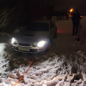 Нужно взять на трос и протащить пару десятков метров из снега, из-за веса машины не можем выехать, просаживается на днище.  вытащить застрявшую машину Toyota