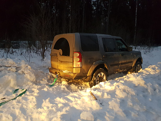 В снегу увезли 2 машины ехали вытаскивать ровера и застряли сами вытащить застрявшую машину Ховнр,  и дискавери
