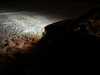 Ехали к полю пофотографироваться машину, сели пузом, застряли в снегу.  вытащить застрявшую машину Ford