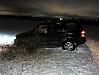 Ехали к полю пофотографироваться машину, сели пузом, застряли в снегу.  вытащить застрявшую машину Ford