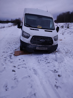 Колесо утонуло в авраге, передний левый борт лежит на снегу  вытащить застрявшую машину Форд транзит