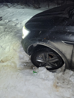 Застрял в снегу, немного оттащить на твердое(буквально пару метров) в машине с маленьким ребёнком  вытащить застрявшую машину не указано