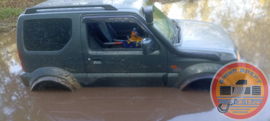 фото застрявшего Suzuki jimny 