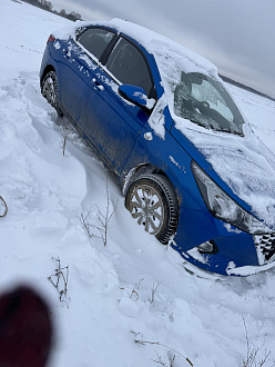 Выезжал с поля на проселочную дорогу, под снегом промохнулся мимо въезда , передними колесами заехал в кювет вытащить застрявшую машину Hyundai Solaris