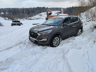 помогите, застрял в снегу вытащить застрявшую машину Хёдай туссан