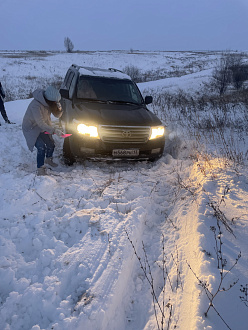 помогите пожалуйста, застрял в снегу вытащить застрявшую машину Toyota