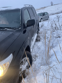 помогите пожалуйста, застрял в снегу вытащить застрявшую машину Toyota