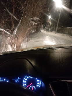 прошу помощи, занесло из-за снега в кювет одну сторону вытащить застрявшую машину Hyundai solaris