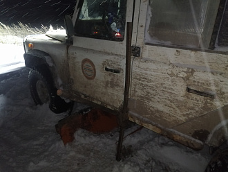 помогите, дернуть на 2 метра, завернуло отввл снеговой по раму, лайт вытащить застрявшую машину Ленд ровер