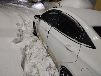 помогите, застрял в снегу вытащить застрявшую машину Hyundai Solaris
