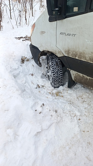 помогите пожалуйста,  случайно заехал в глубокий снег,под которым был овраг,машина села "брюхом на снег",нужно дернуть,вытащить на дорогу вытащить застрявшую машину Sollers Atlant