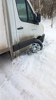 помогите пожалуйста,  случайно заехал в глубокий снег,под которым был овраг,машина села "брюхом на снег",нужно дернуть,вытащить на дорогу вытащить застрявшую машину Sollers Atlant
