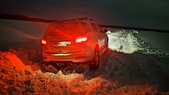 прошу помощи, сполз с дороги повис на колее под снегом, нужно сдернуть вытащить застрявшую машину Trailblazer 2013