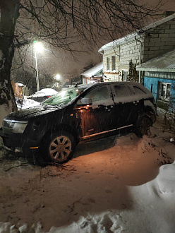 Ехала домой, не смогла подняться на подъёме, так как под снегом лёд. Прошу помощи в буксировании/эвакуиповании автомобиля.  вытащить застрявшую машину  Lincoln MKX 