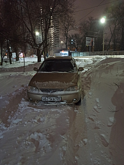 помогите пожалуйста,  машина застряла в снегу, перекрыл целую улицу не могу выехать уже несколько часов вытащить застрявшую машину Kia Spectra