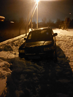 помогите пожалуйста, нужно вытащить авто.  застряли в снегу. Правое переднее колесо провалилось в канаву. Правое заднее почти провалилось. Машина просто буксует на месте(  вытащить застрявшую машину Opel frontera
