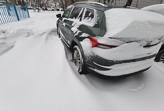 помогите пожалуйста,  снега оказалось многовато, с разгона не проскочил, прошу выдернуть вытащить застрявшую машину Кодиак