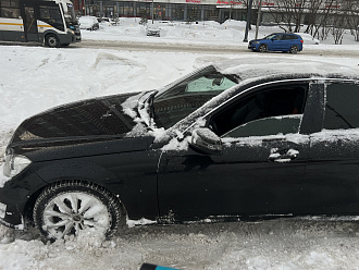 помогите пожалуйста,  встали брюхом в снегу, не могу двинуться с места  вытащить застрявшую машину Мерседес
