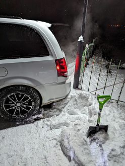 помогите, вытащить машину за трос. Раскорячился поперек, загруз в снегу вытащить застрявшую машину Dodge Grand Caravan 