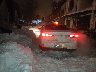 Машина застряла в снегу, сил уже нет, чего только не делал, сидит пузом на снегу вытащить застрявшую машину не указано
